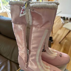 Size 5 1/2 snow boots with Goofy